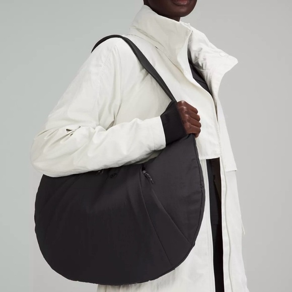 Lululemon Pleated Shoulder Bag in Black | 10L Capacity | EUC | SOLD OUT - Picture 5 of 16
